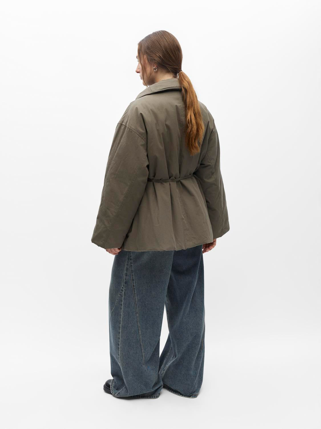 model_shot-back